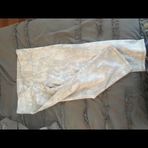 NWOT Alo yoga white grey snake print Capri